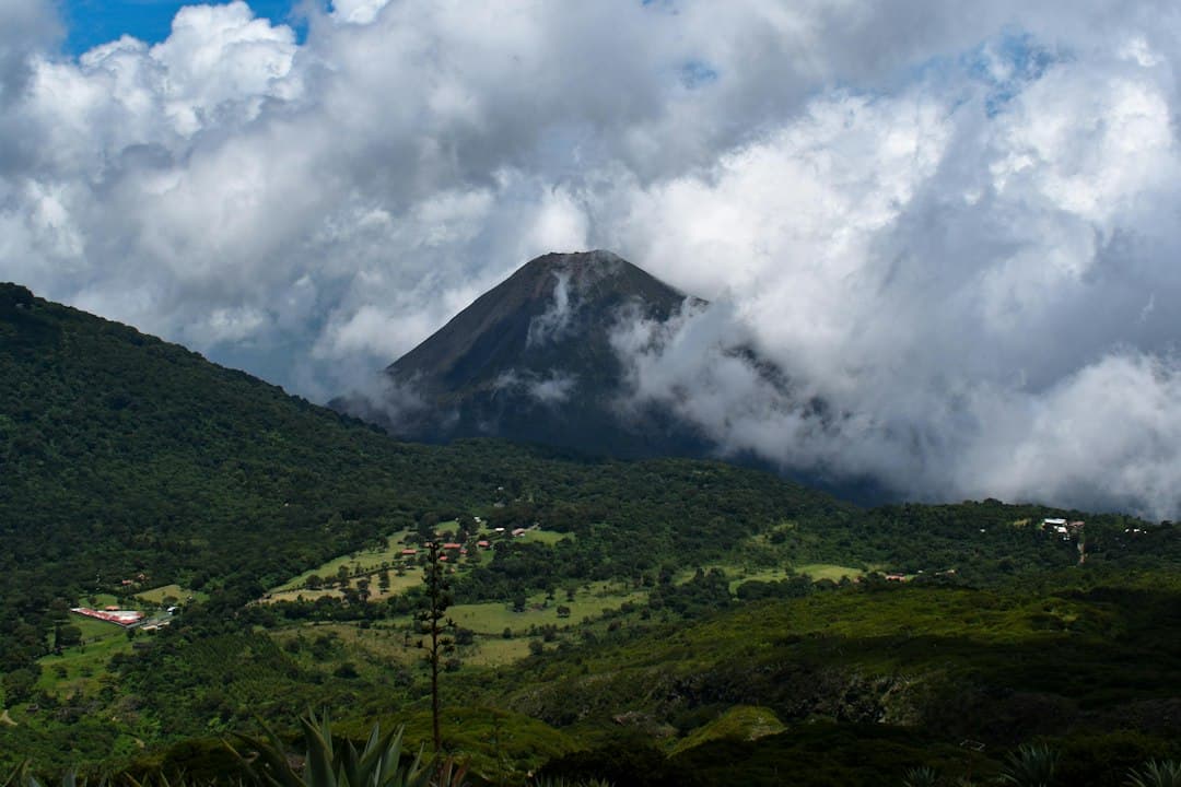 Montaña cubierta de nubes, en el chat de Texistepeque