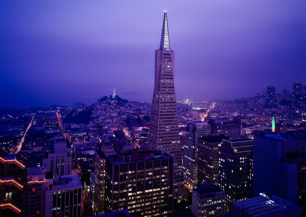 Pirámide en el horizonte de una ciudad, en el chat de San Francisco de la Paz