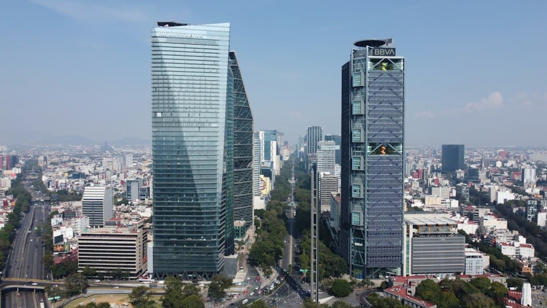 Vista de una ciudad con edificios altos, en el chat de Santiago Jamiltepec