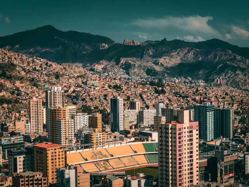 Vista panorámica de La Paz con las montañas detrás, en el chat de Apolo