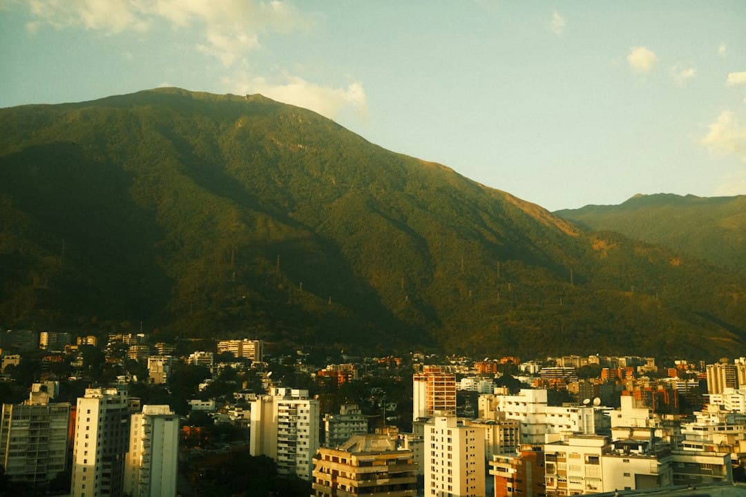 Vista de una ciudad con montañas al fondo, en el chat de Ruíz Pineda
