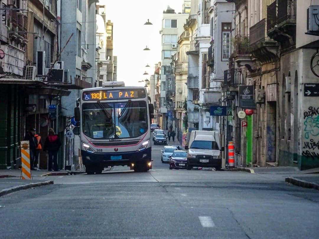 Autobús y coches circulando por una calle de la ciudad, en el chat de La Paz