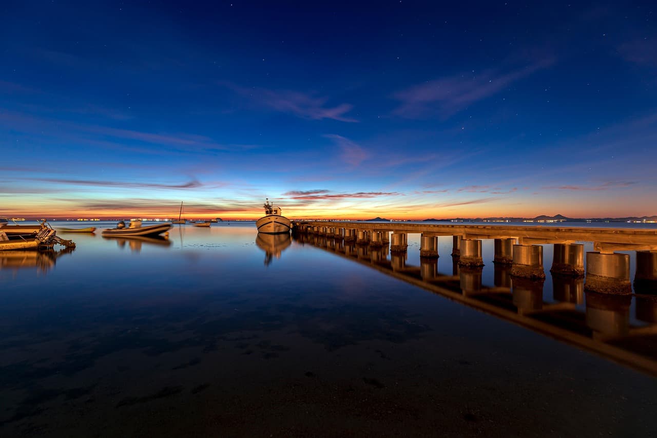 Muelle con barcas al amanecer, en el chat de Tamazula de Gordiano