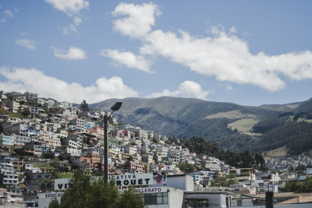 Ciudad con montañas al fondo, en el chat de Quero