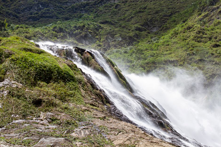 Cascada de agua cayendo entre rocas bajo el sol, en la sala de chat de Aguachica