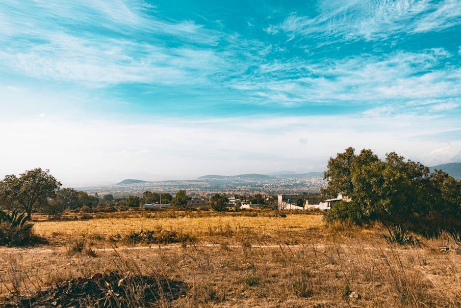 Paisaje amplio bajo un cielo azul, en el chat de Cherán