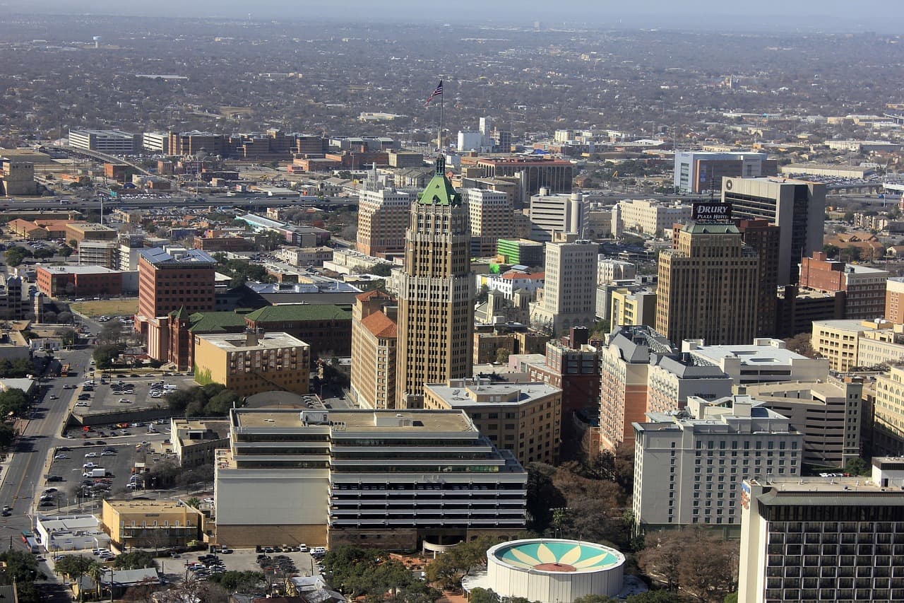 Vista urbana con los edificios de una ciudad, en el chat de Unión de San Antonio
