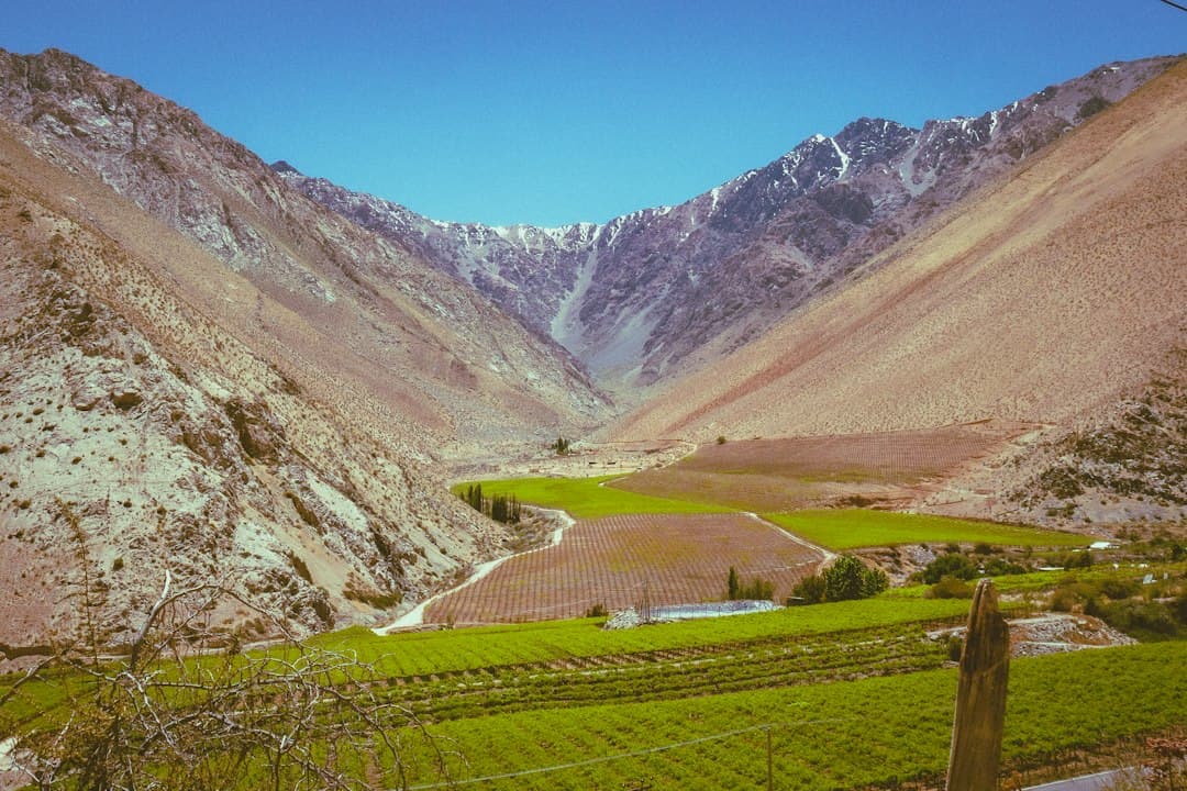 Valle con montañas al fondo, en el chat de Cunco