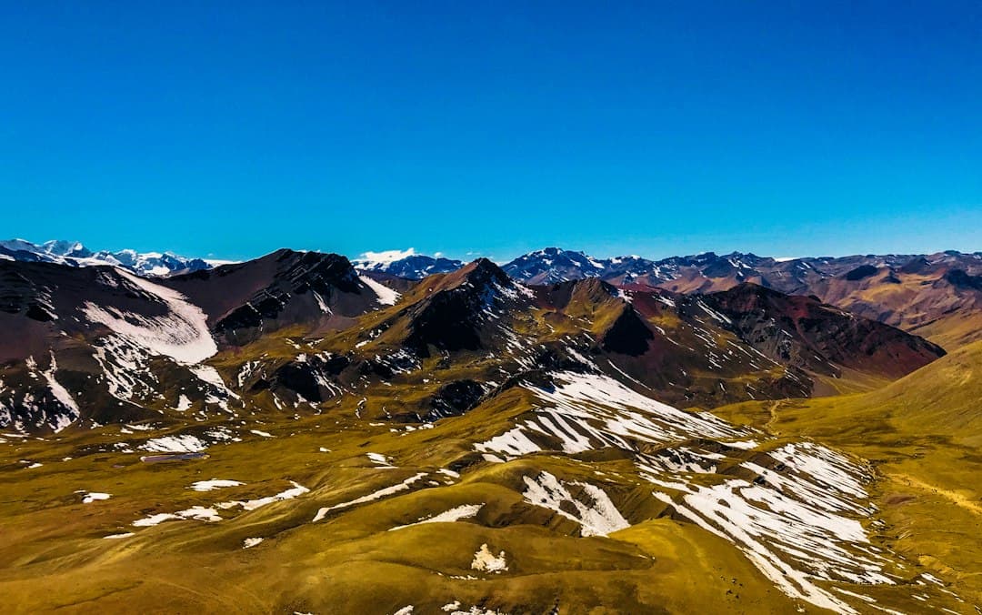 Montañas nevadas bajo un cielo azul, en el chat de Ocongate