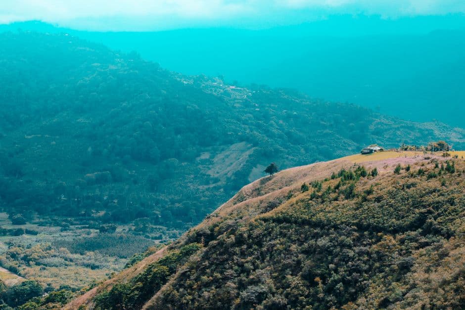Montañas bajo un cielo azul, en el chat de Pocosol