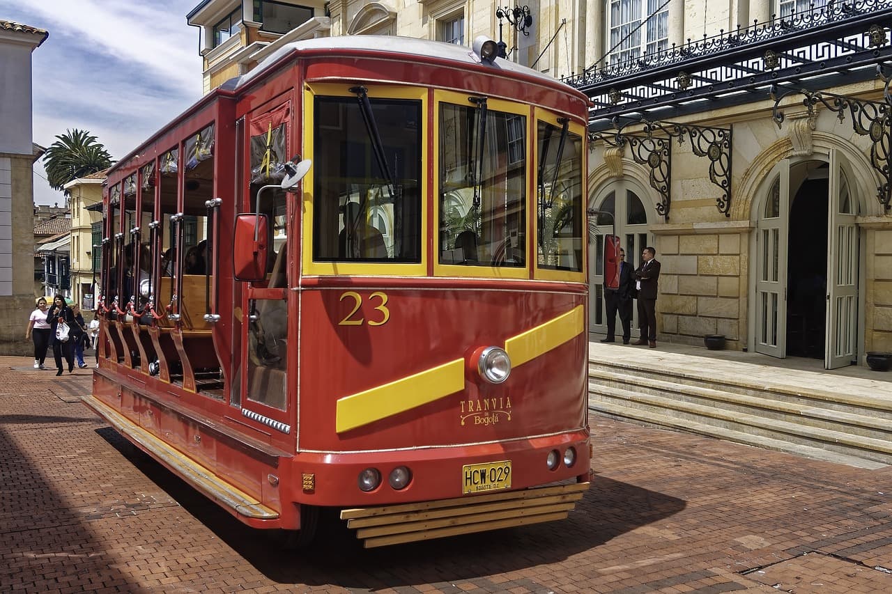 Autobús turístico circulando por la ciudad, en el chat de Tadó
