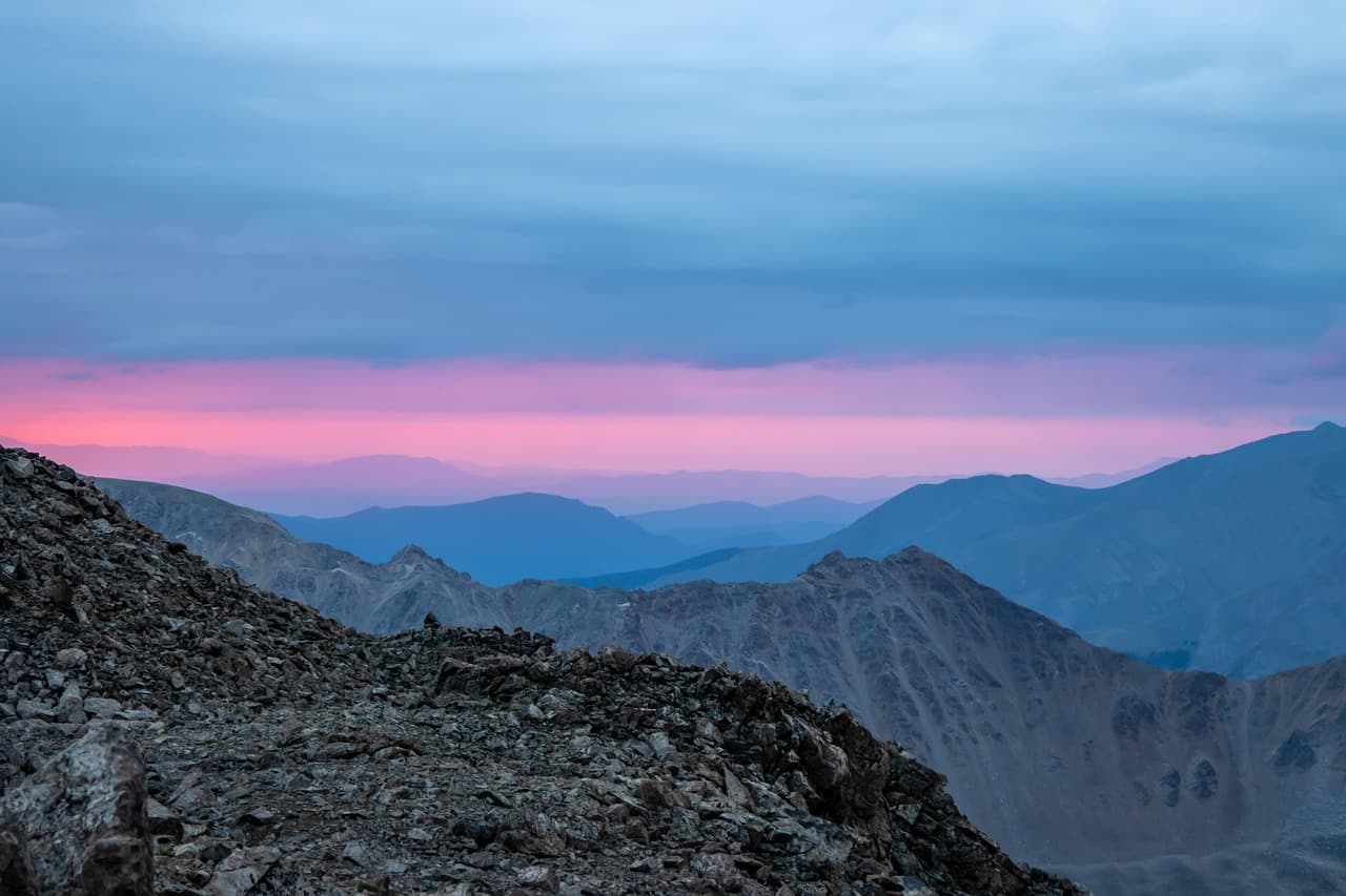 Montañas agrestes al amanecer, en el chat de Altamira