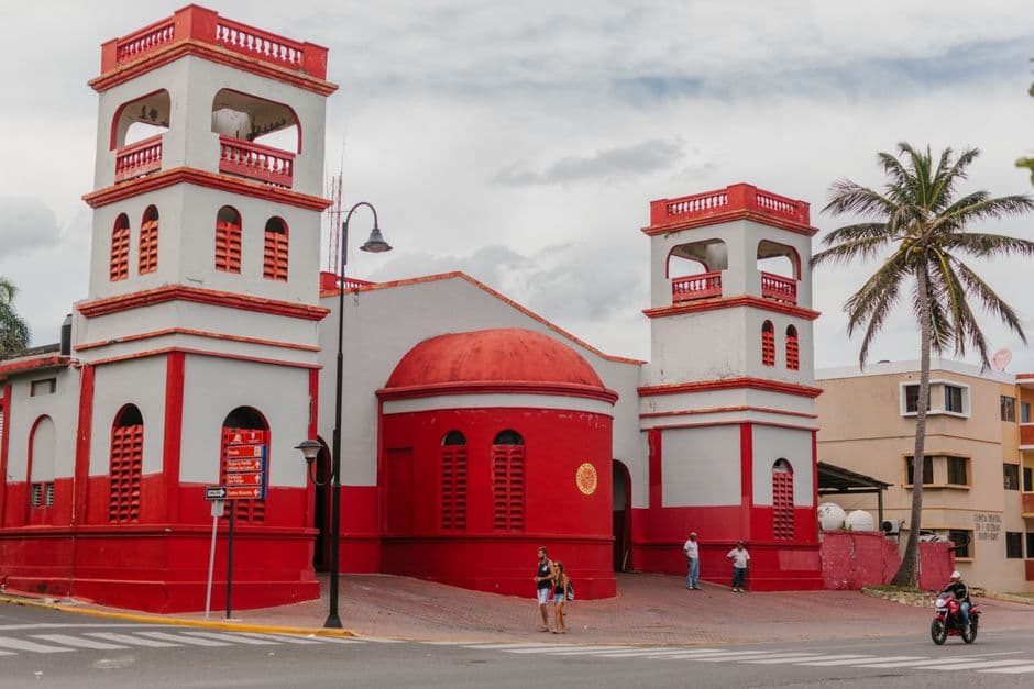 Fachada de un edificio de hormigón rojo y blanco, en el chat de San Sebastián de Buenavista
