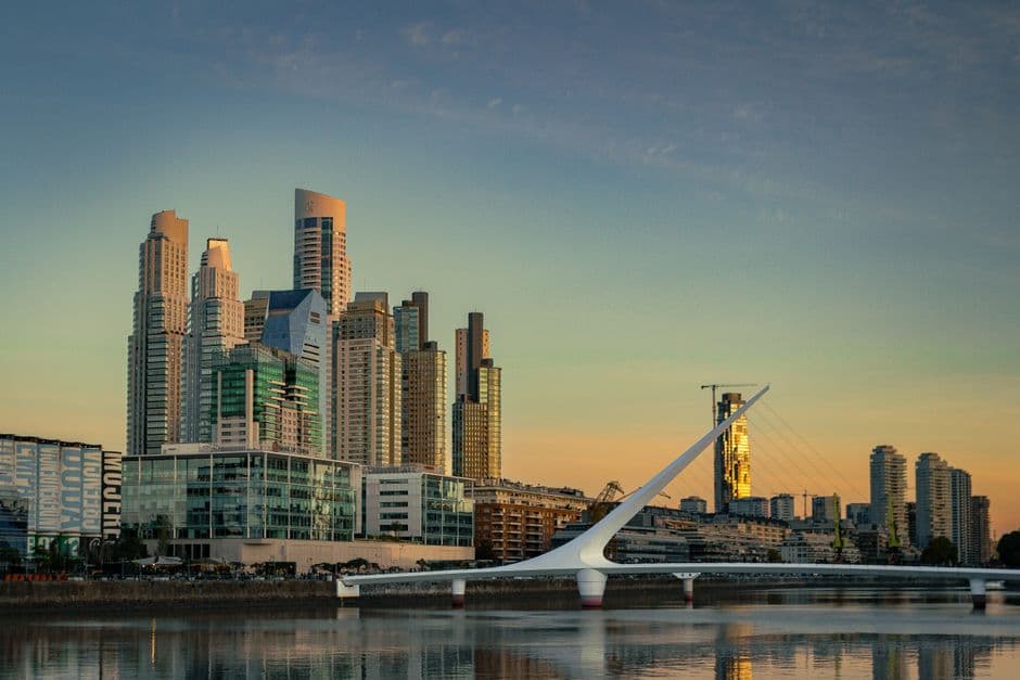 Rascacielos modernos al atardecer, en el chat de Las Varillas
