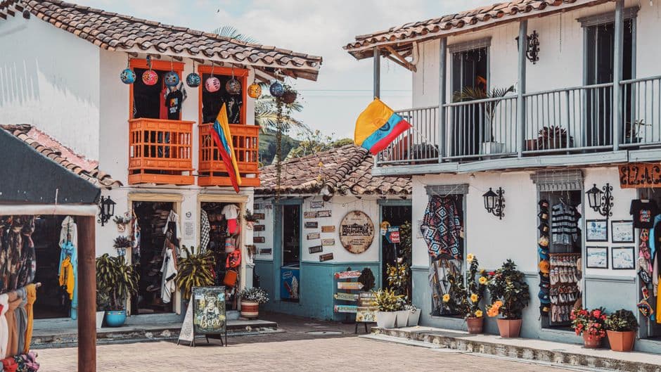 Calle de mercado llena de color en Colombia, en el chat de Vélez