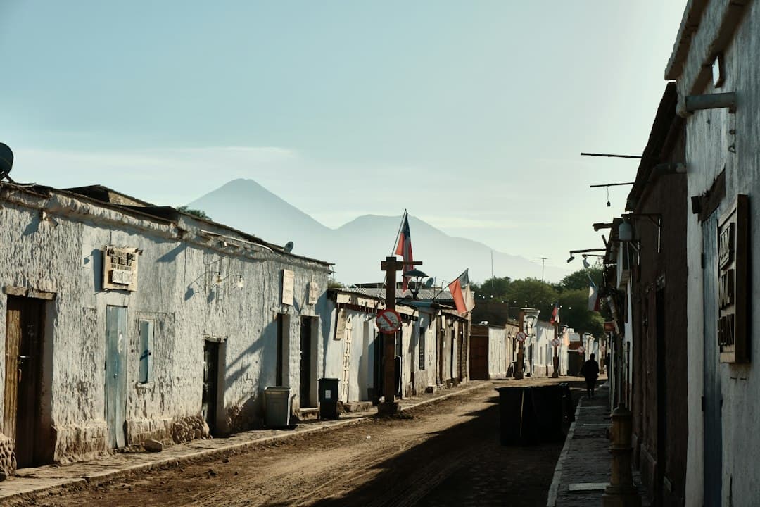Calle polvorienta de un pueblo con montañas al fondo, en el chat de Doñihue