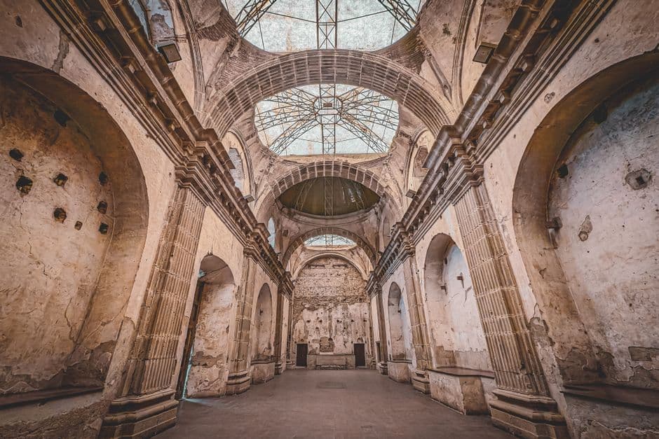 Ruinas históricas de una catedral colonial, en el chat de San Juan Ermita