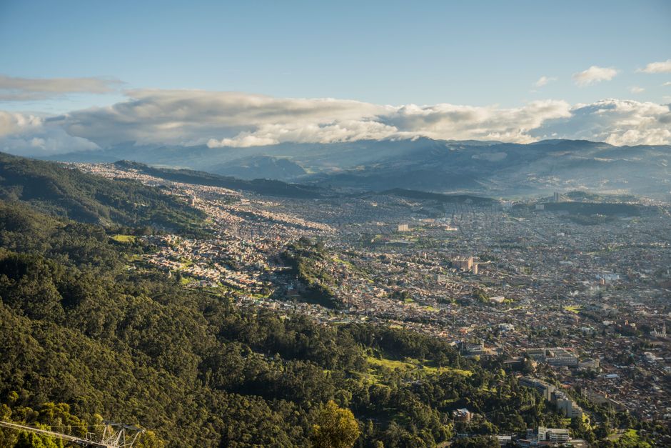 Vista de una ciudad colombiana en luz solar, en la sala de chat de Turbaco