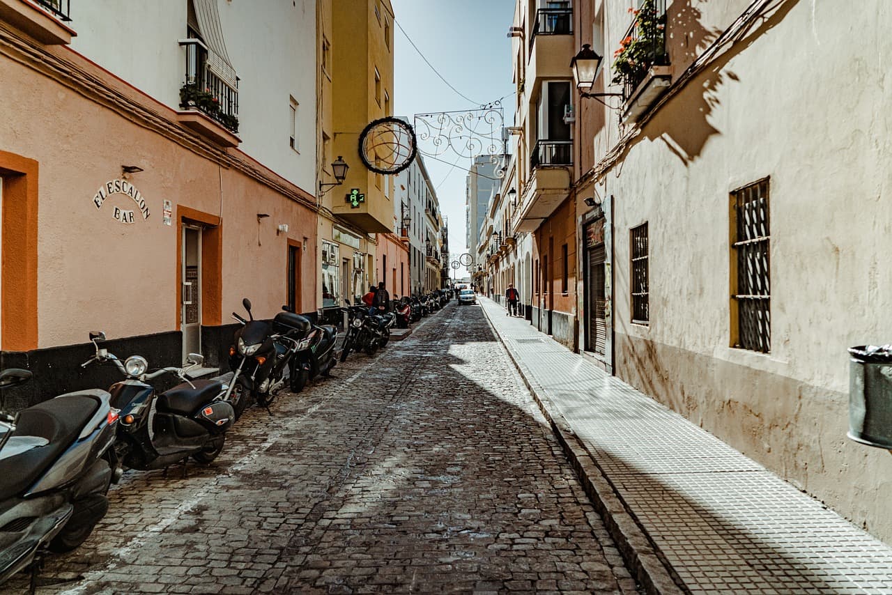 Calle con fachadas blancas y balcones de hierro, en el chat de San Rafael La Independencia