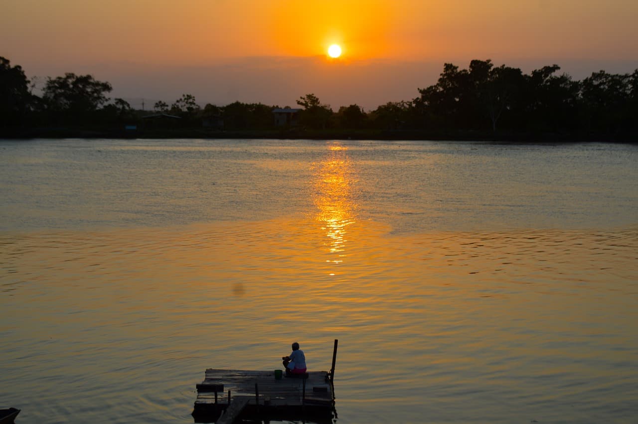 Atardecer sobre un río de Colombia, en el chat de Bajo Baudó
