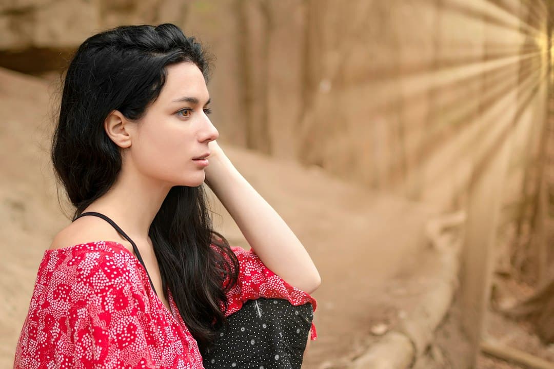 Mujer con un vestido de flores rojo y negro, en el chat de Piñas