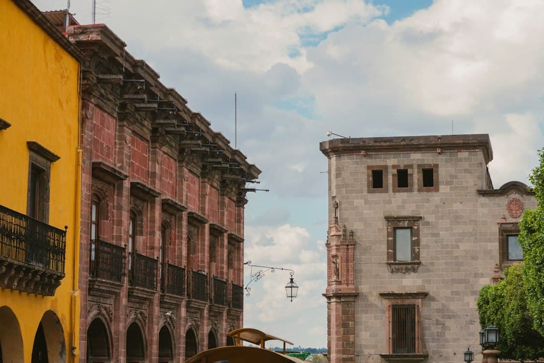 Un par de edificios contiguos, en el chat de Coalcomán de Vázquez Pallares