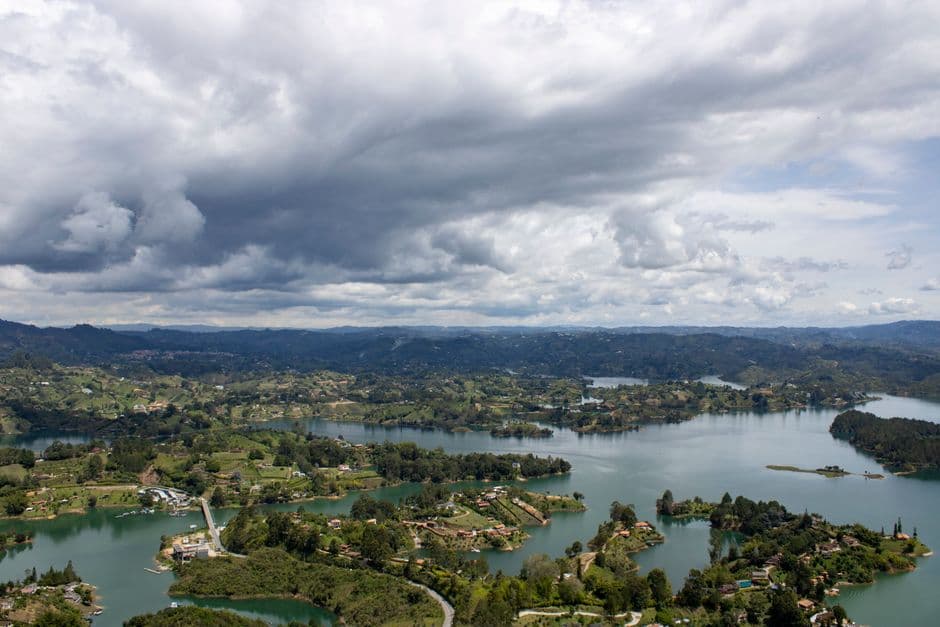 Vista desde lo alto de una gran roca en Colombia, en el chat de Ponedera