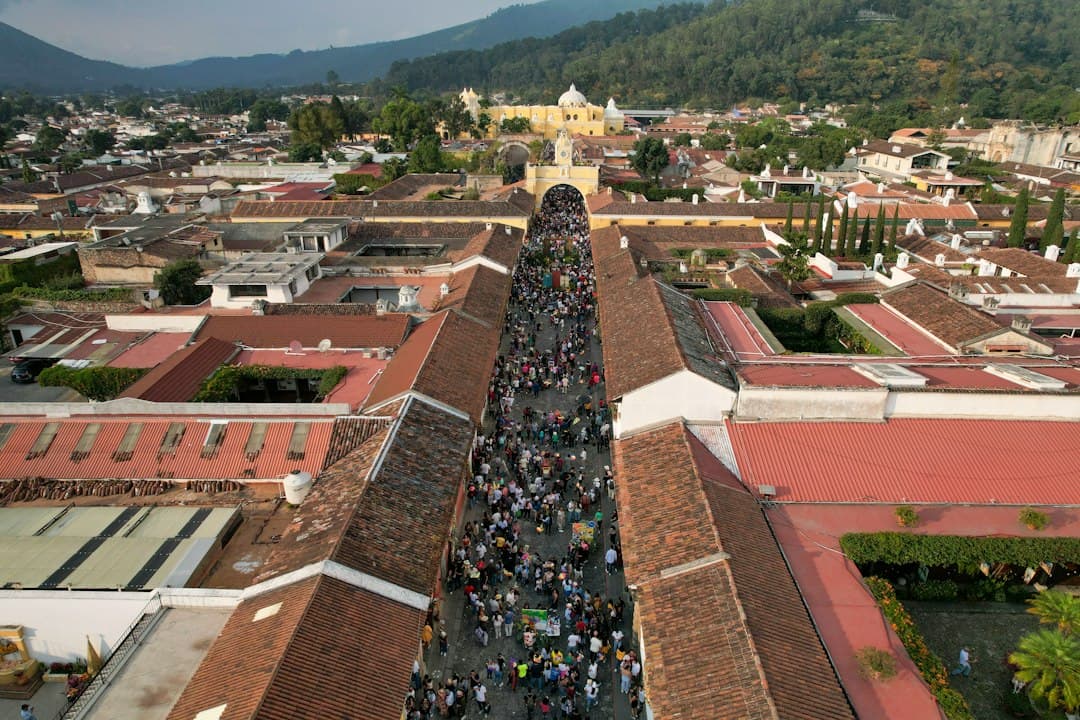 Grupo numeroso de personas de pie sobre un tejado, en el chat de San Rafael Pie de la Cuesta