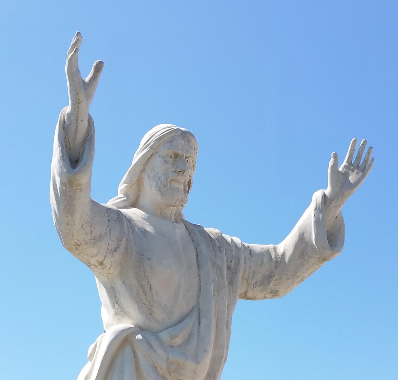 Interior de una iglesia con una imagen de Cristo, en el chat de Monte Cristo