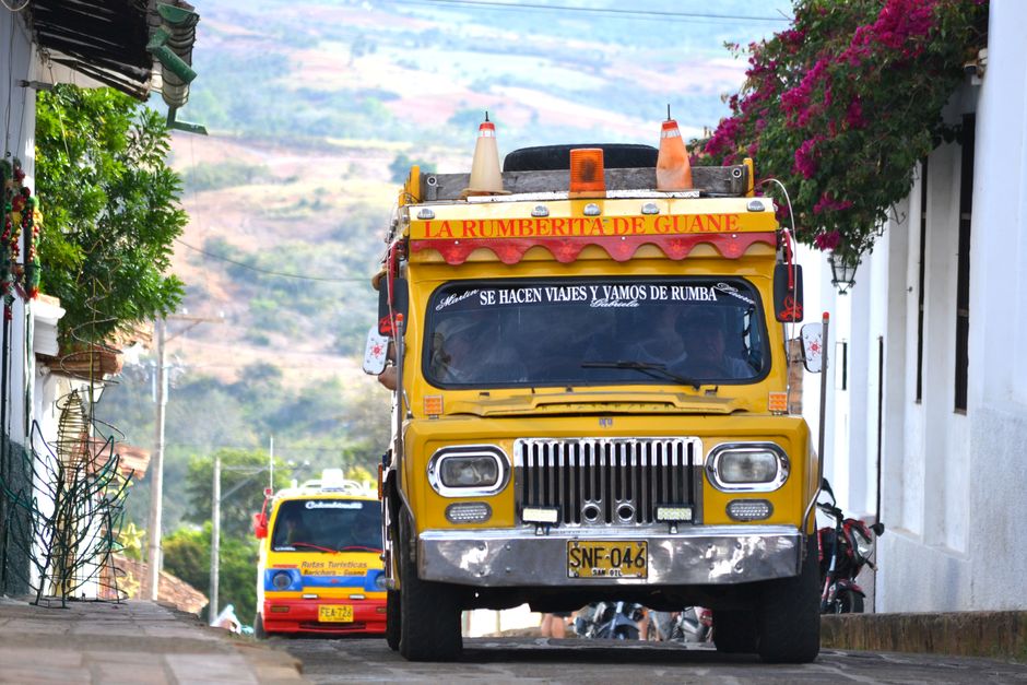 Camión amarillo y negro en la carretera, en la sala de chat de Santander de Quilichao