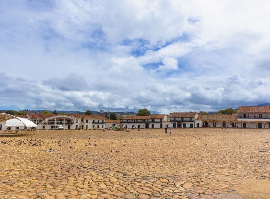 Casas marrones y blancas bajo cielo azul, en la sala de chat de Villa del Rosario