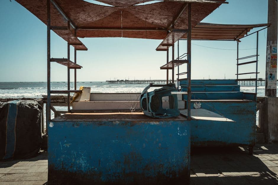 Puestos de playa abandonados junto al mar, en el chat de Chicama
