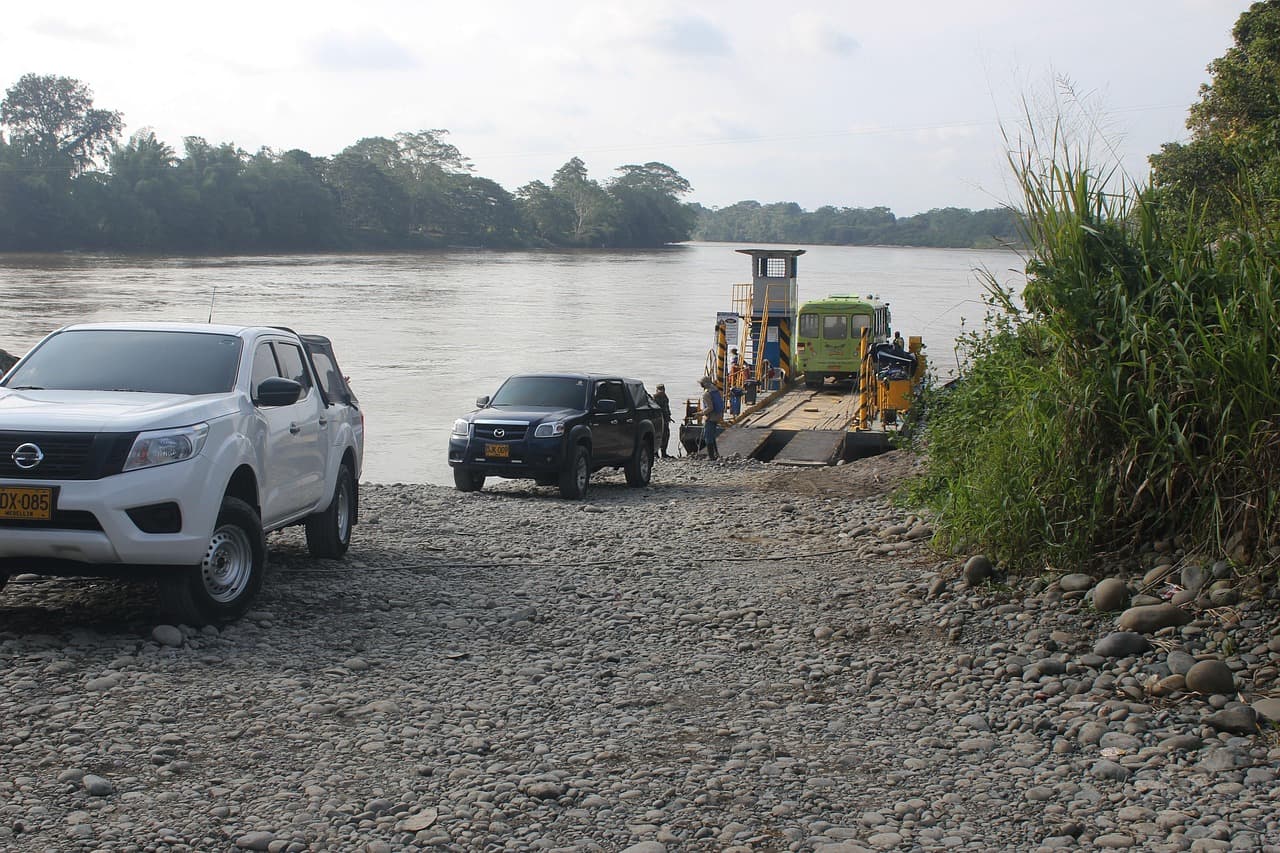 Planchón para cruzar coches por el río, en el chat de Ricaurte