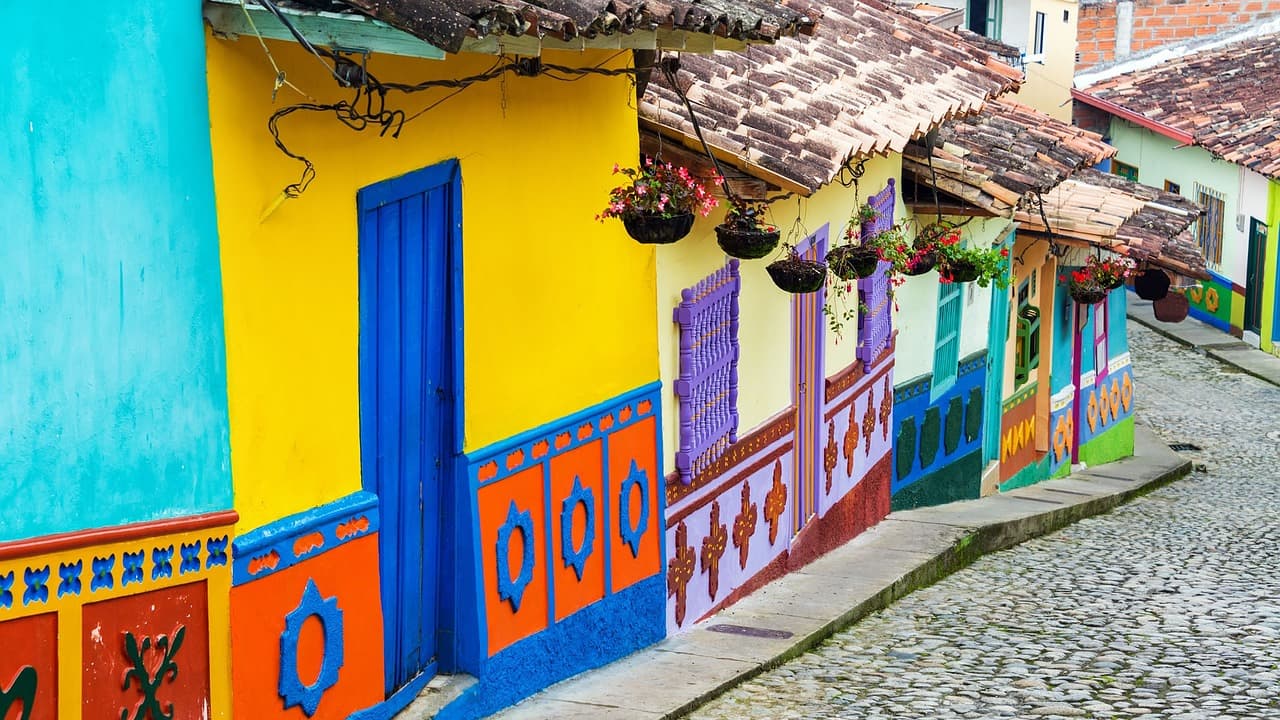 Centro de Bogotá con rascacielos y cerros al fondo, en la sala de chat de Sahagún