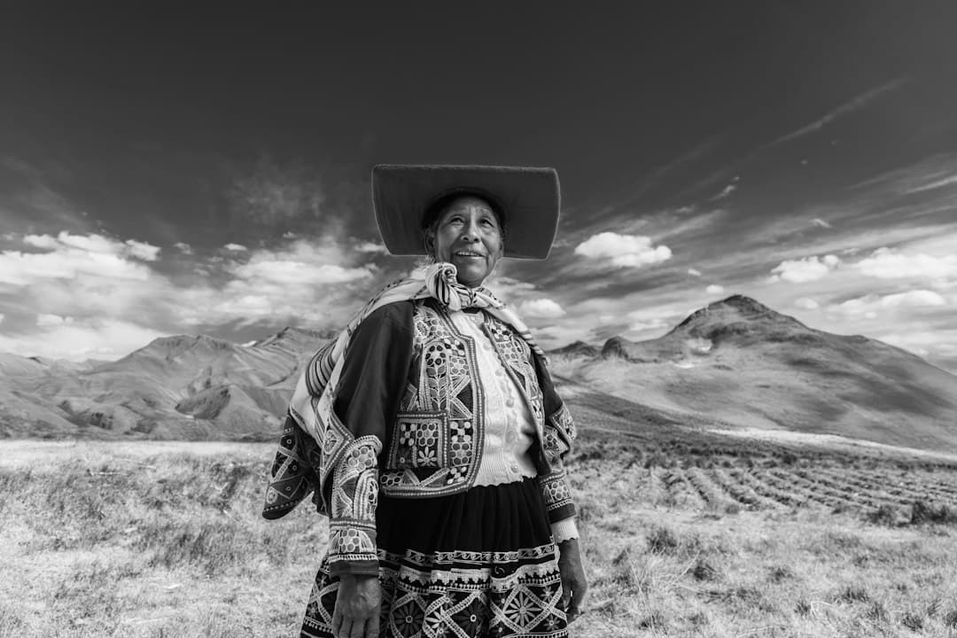 Mujer mayor con ropa tradicional y montañas detrás, en el chat de Pocollay