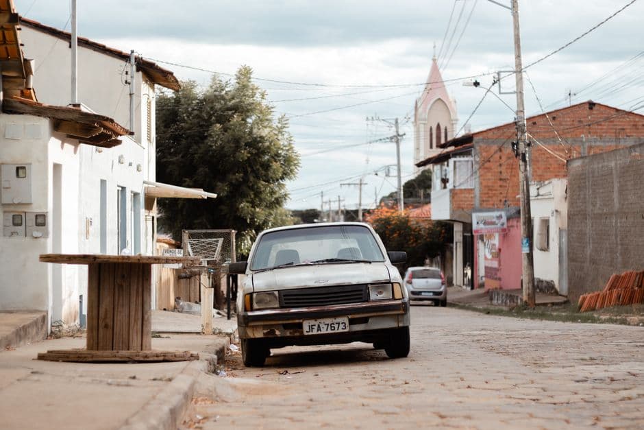 Calle vacía de un pueblo, en el chat de Atyrá