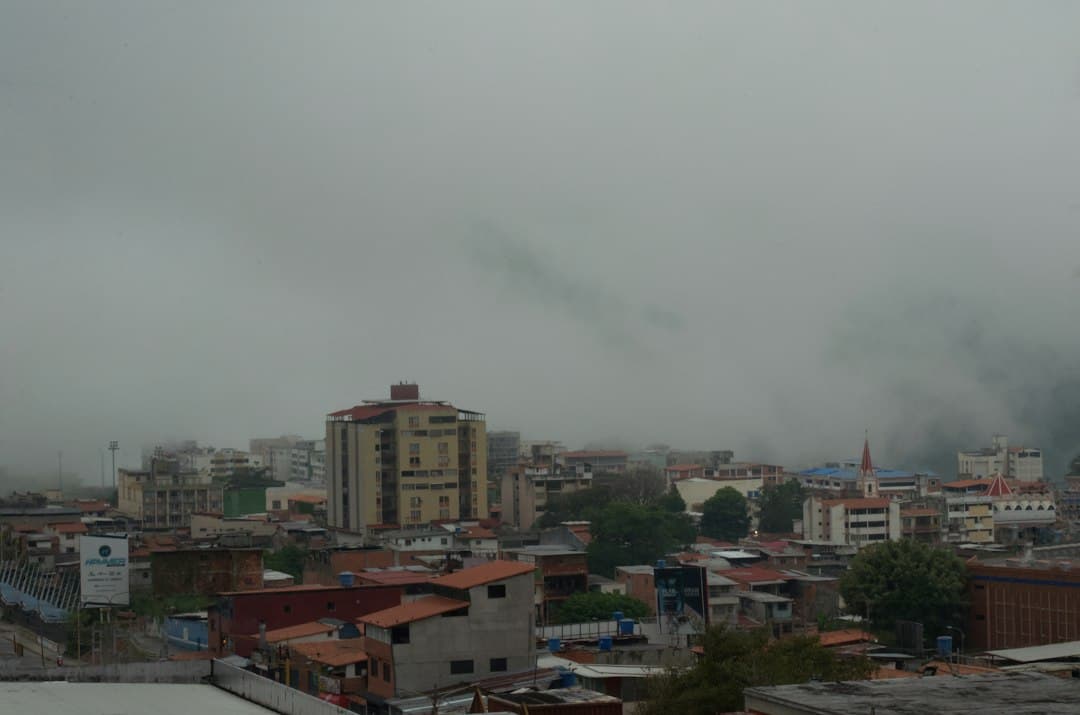 Amplia vista de edificios urbanos bajo cielo gris, en la sala de chat de Camaguán
