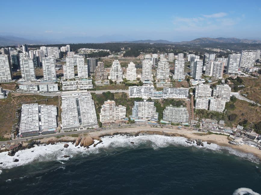 Vista aérea de una ciudad costera con rascacielos, en el chat de Hijuelas