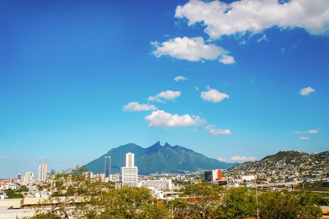 Vista de una ciudad con montañas al fondo, en el chat de Ocuiltzapotlán