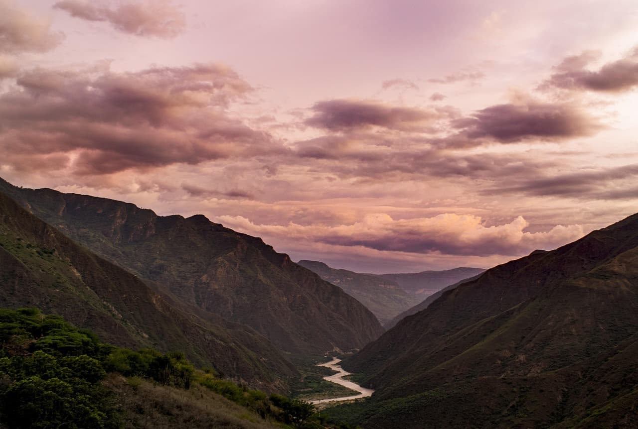 Cañón y río entre montañas de Santander, en el chat de Sabana de Torres