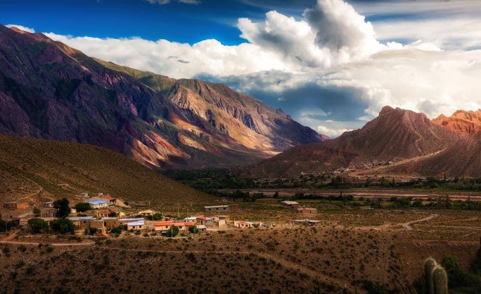 Paisaje de un pueblo de montaña andino, en el chat de Wanda