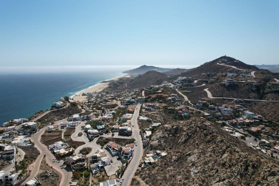Pueblo sobre colinas junto al mar en México, en el chat de San Lucas