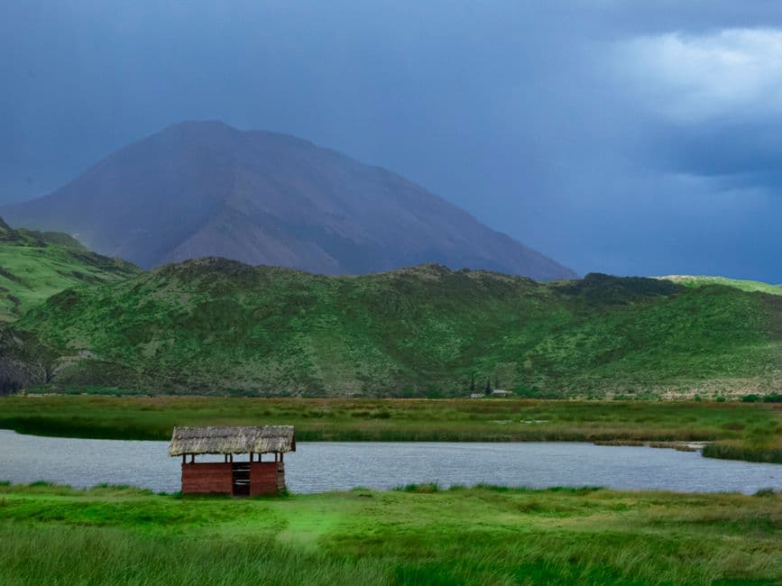 Lago con montañas al fondo, en el chat de Morropón