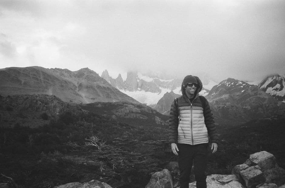Hombre sonriente con chaqueta en la montaña, en el chat de Fraile Pintado