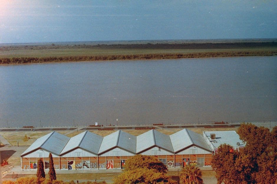Casa blanca y marrón junto al agua, en el chat de Villa del Rosario