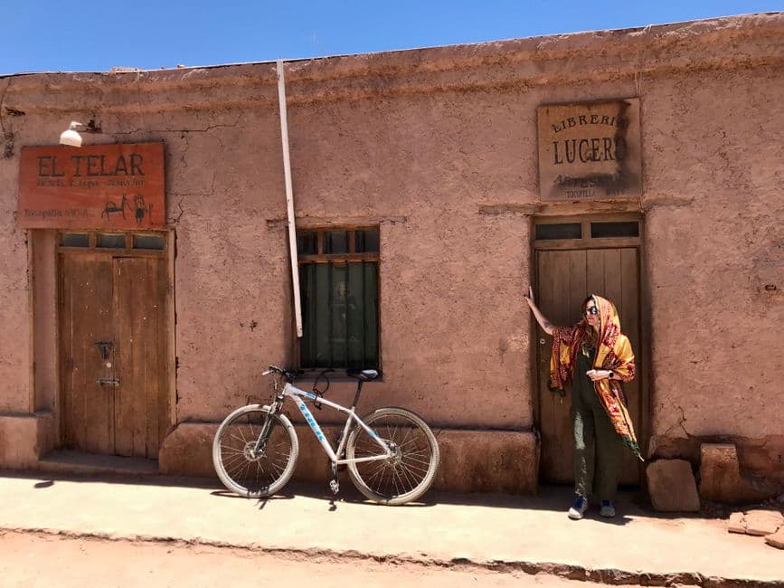 Escena rústica con una bicicleta y una persona, en el chat de San Pedro de Lloc