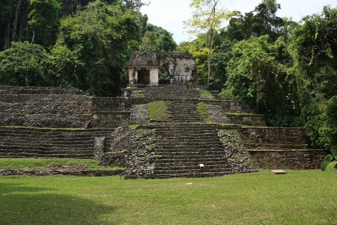 Estructura de piedra con escalones, en el chat de Catazajá