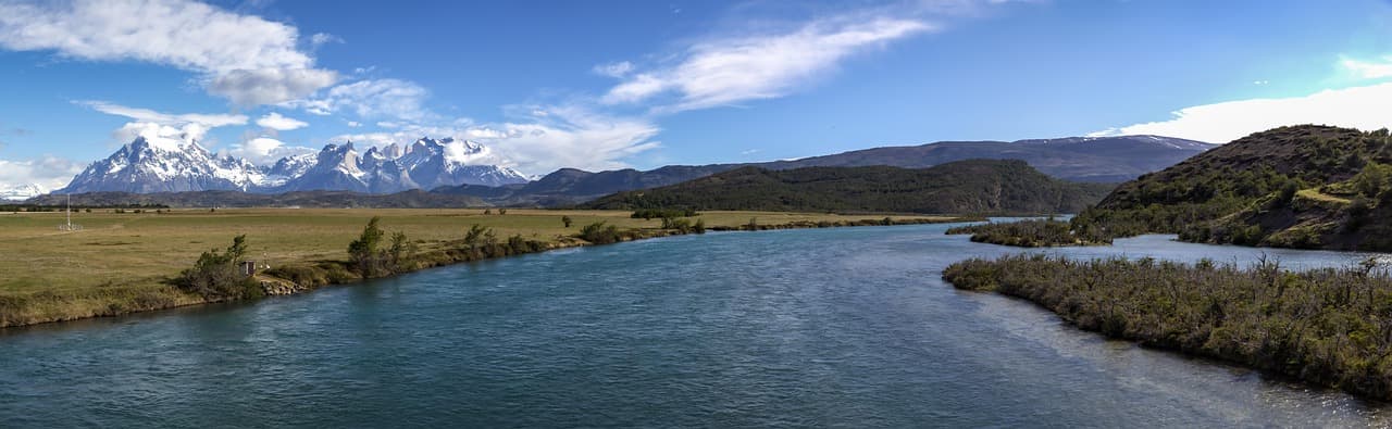 Río al pie de un macizo montañoso de Chile, en el chat de Arauco