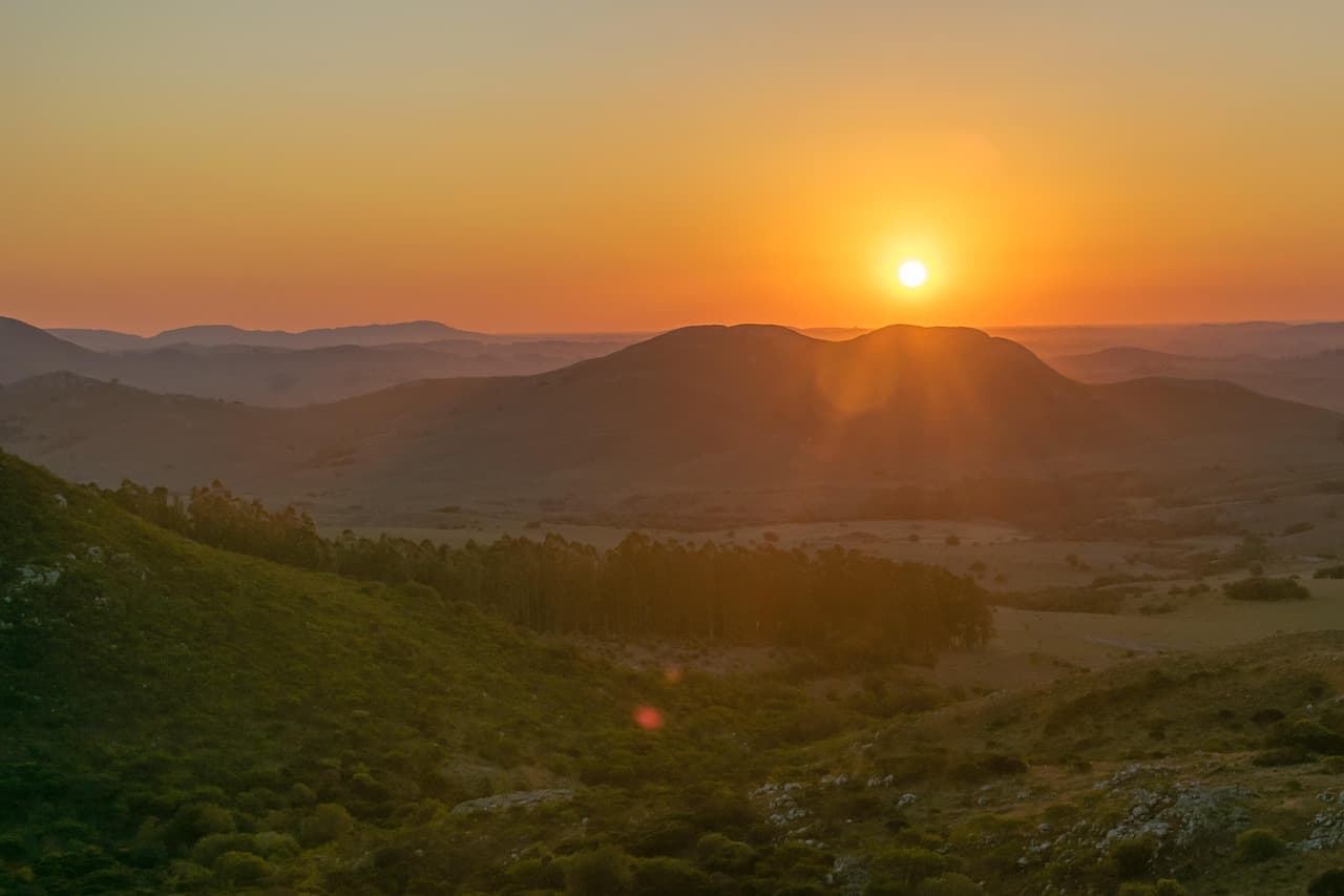 Puesta de sol entre colinas y nubes, en el chat de Paso Carrasco