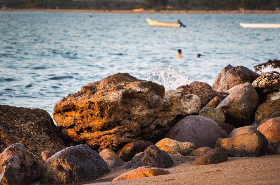 Rocas en la orilla de una playa del Pacífico, en el chat de Compostela